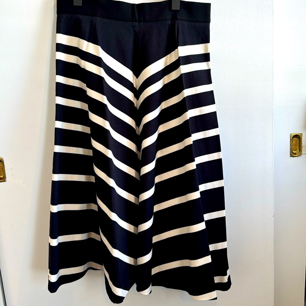BRAND NEW: Banana Republic Midi Black & White Skirt